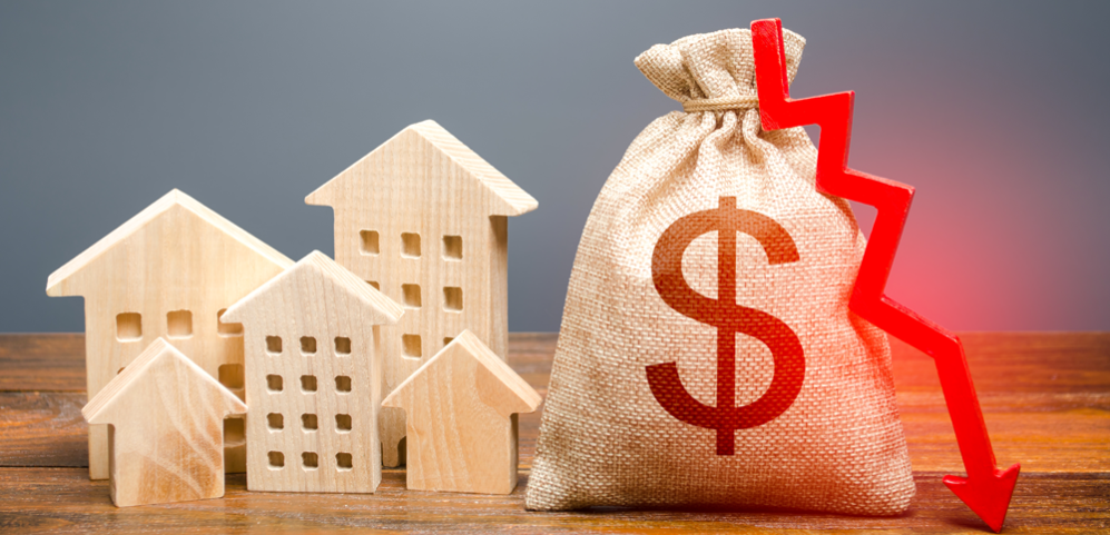 Houses and a bag of money showing a fall in activity